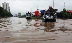 Hà Nội đón mưa lớn, cảnh báo úng ngập