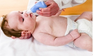 Cách chăm sóc trẻ bị viêm mũi họng cấp tránh biến chứng nặng