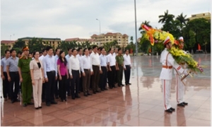 Dâng hương, dâng hoa kỷ niệm 101 năm Ngày sinh Tổng Bí thư Nguyễn Văn Linh