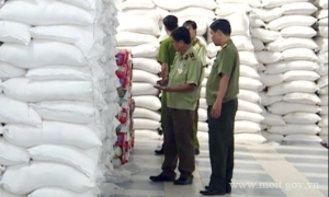 Thu giữ hơn 100 tấn đường lậu