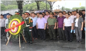 Đoàn cán bộ tỉnh Hưng Yên viếng nghĩa trang liệt sỹ quốc gia tại tỉnh Quảng Trị